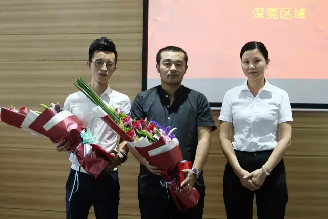 深圳區域客服部經理謝麗珍給優秀設計部第一名、第二名頒獎